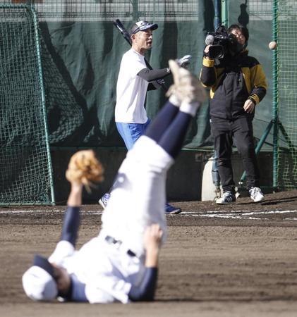 　部員にノックするイチローさん（代表撮影）