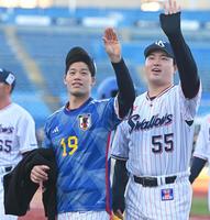 　日本代表・酒井宏樹のユニホームを着て手を振る塩見。右は村上（撮影・堀内翔）