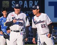 　フィナーレで村上（左）に声をかける高津監督（撮影・堀内翔）