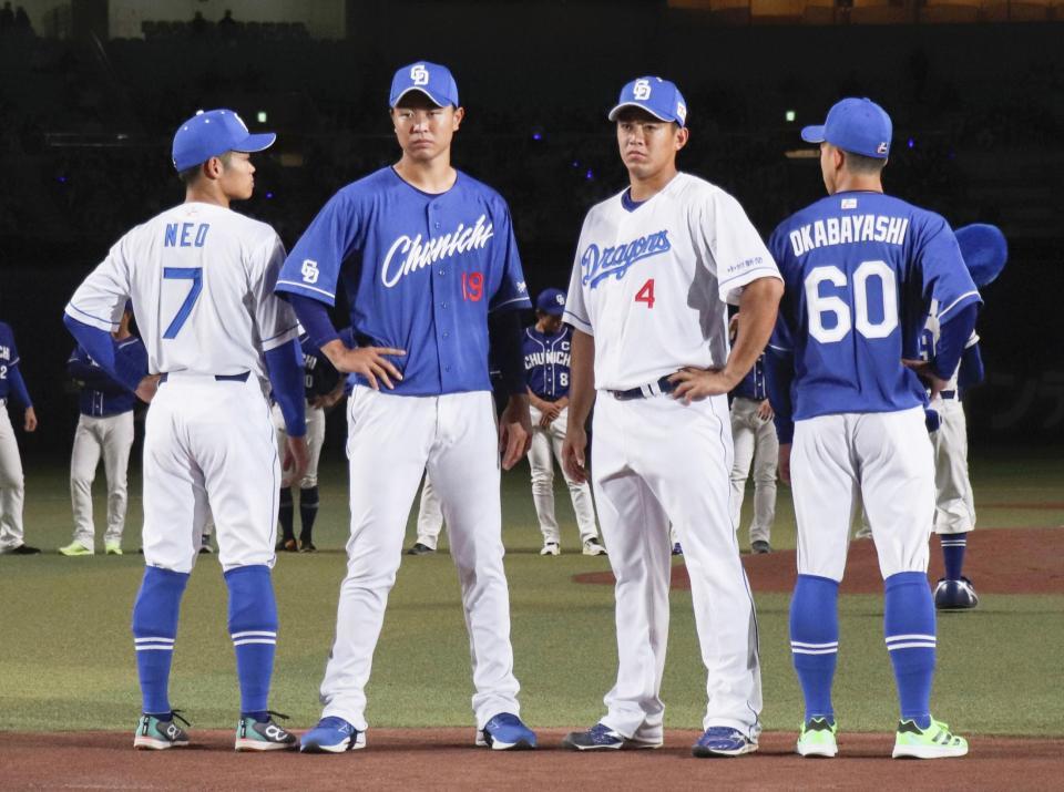 　新ユニホームを披露する（左から）根尾、高橋宏ら＝共同