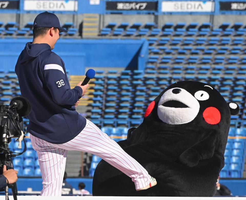 　くまモンに蹴りを入れる村上（撮影・堀内翔）