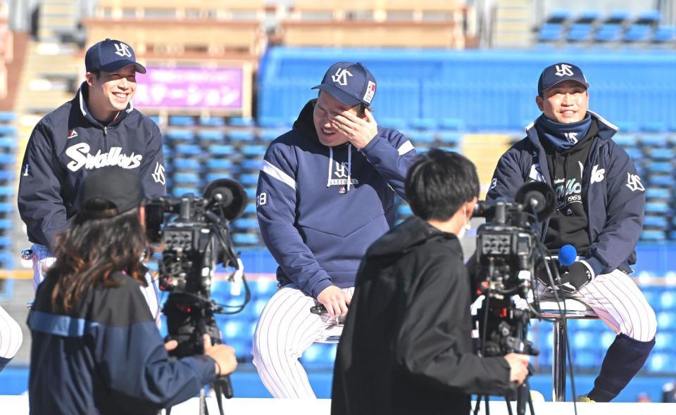 　遅刻して頭をかかえる村上（中央）。左は山田、右は青木（撮影・堀内翔）