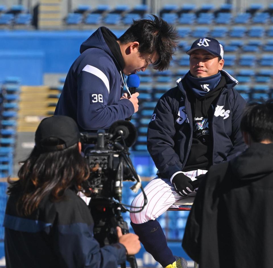 　ステージで頭を下げる村上（撮影・堀内翔）