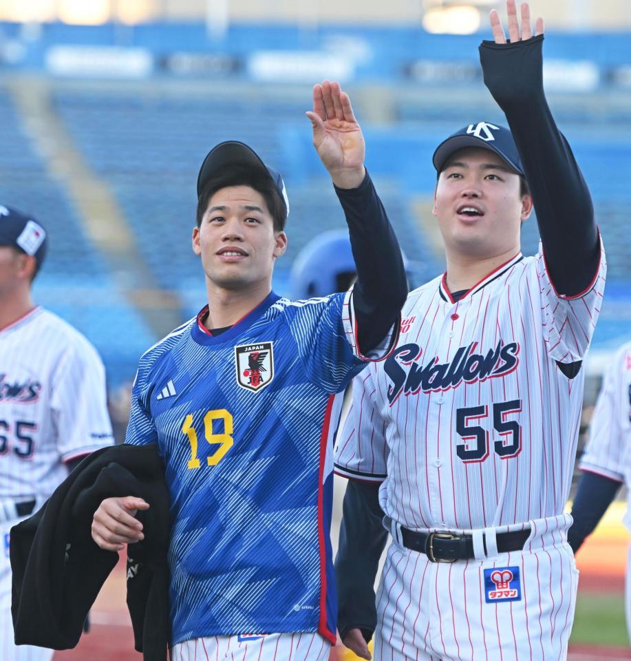 　日本代表・酒井宏樹のユニホームを着て手を振る塩見。右は村上（撮影・堀内翔）