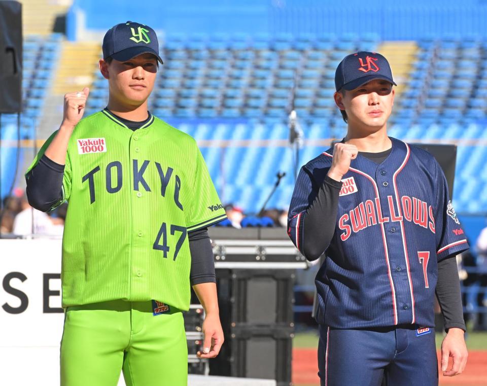 　企画ユニホームを披露する高橋（左）と長岡（撮影・堀内翔）