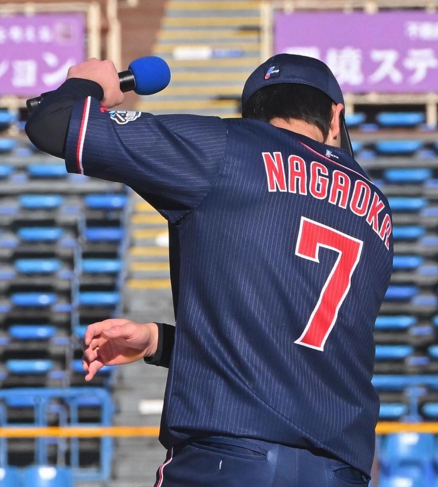 　背番号７を披露した長岡（撮影・堀内翔）