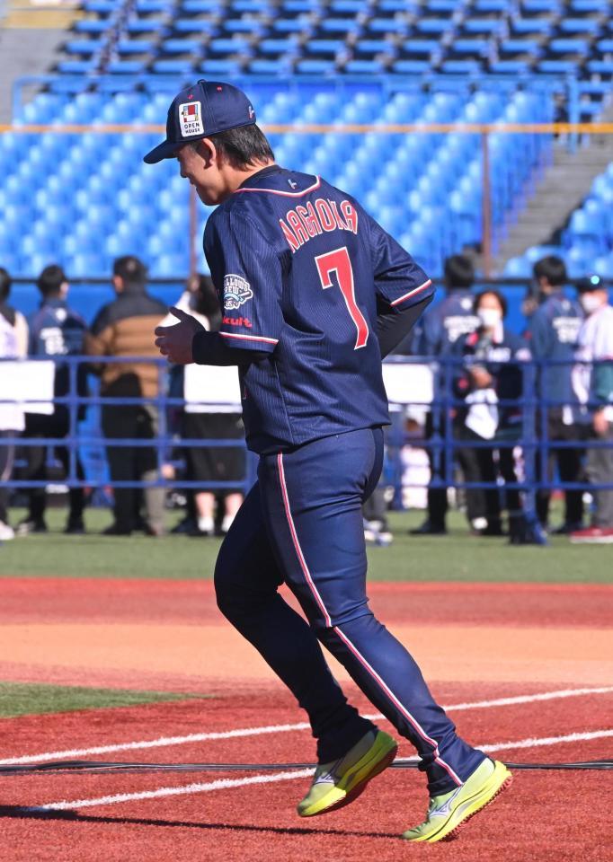 　背番号７を披露した長岡（撮影・堀内翔）