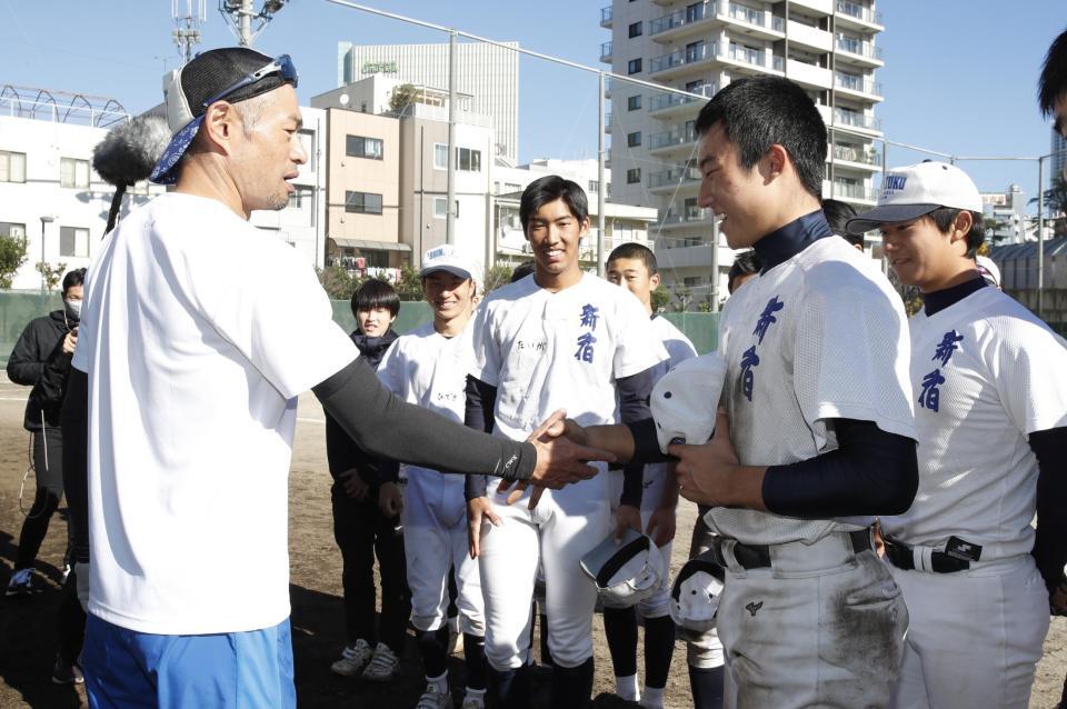 　指導を終え、部員一人一人と握手するイチロー氏（代表撮影）