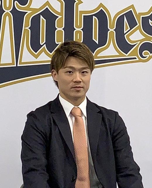 オリックス・山崎福　Ｖ貢献を称賛され満足顔　６０００万円で更改