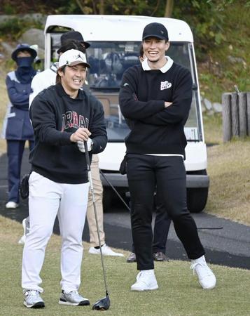 　ソフトバンクの選手会ゴルフに参加し、談笑する千賀（右）と甲斐