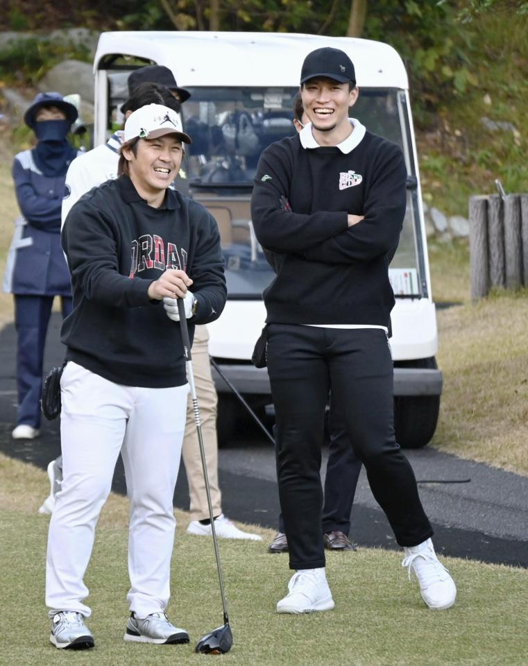 　ソフトバンクの選手会ゴルフに参加し、談笑する千賀（右）と甲斐