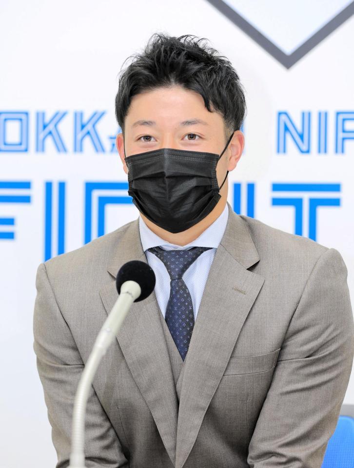 　契約更改を終え会見する吉田（代表撮影）