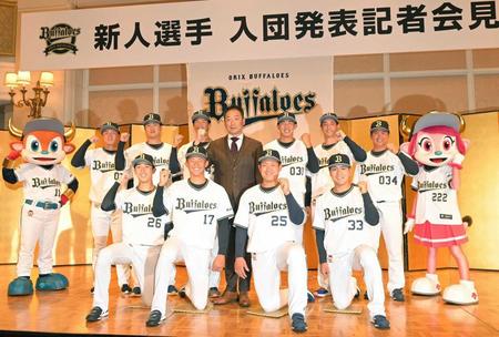 　中嶋監督（中央）を中心に笑顔を見せる（前列左から）斎藤、曽谷、内藤、杉沢、（後列左から）茶野、才木、日高、西浜、入山、村上