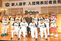 　中嶋監督（中央）を中心に笑顔を見せる（前列左から）斎藤、曽谷、内藤、杉沢、（後列左から）茶野、才木、日高、西浜、入山、村上