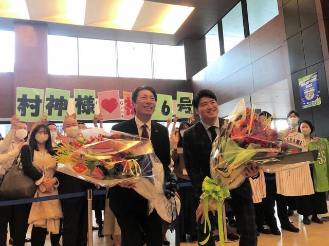 ヤクルト・高津監督＆村上 満点オーナー報告ヤ 愛社精神あふれるPR