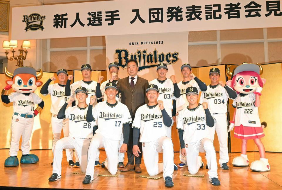 　中嶋監督（中央）を中心に笑顔を見せる（前列左から）斎藤、曽谷、内藤、杉沢、（後列左から）茶野、才木、日高、西浜、入山、村上