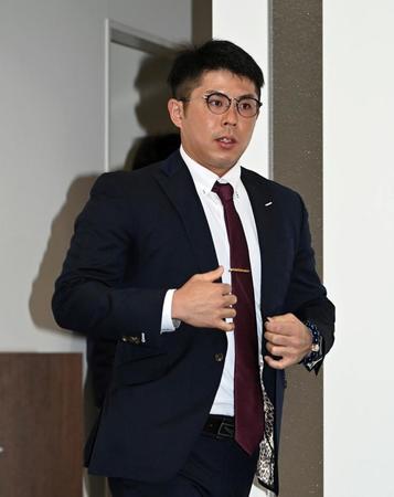 　契約を更改し会見の席に向かう若月（撮影・山口登）