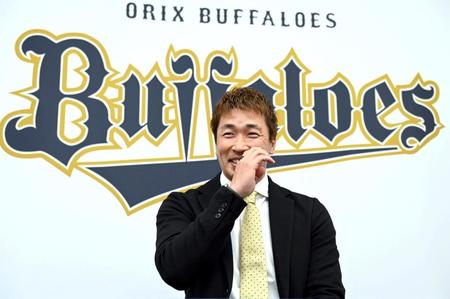 　契約を更改した安達（撮影・山口登）