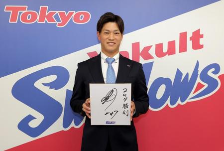 【サンケイスポーツ代表撮影０１　プロ野球ヤクルト・契約更改】　契約を更改したヤクルト・高橋奎二は、来シーズンの目標を書き入れた色紙を持ちポーズをとる　＝２日、東京都港区のヤクルト球団事務所（代表撮影）