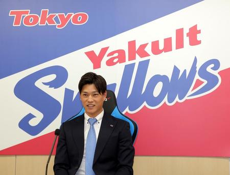 　契約を更改した高橋（代表撮影）