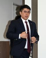 　契約を更改し会見の席に向かう若月（撮影・山口登）