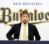 　契約を更改した安達（撮影・山口登）