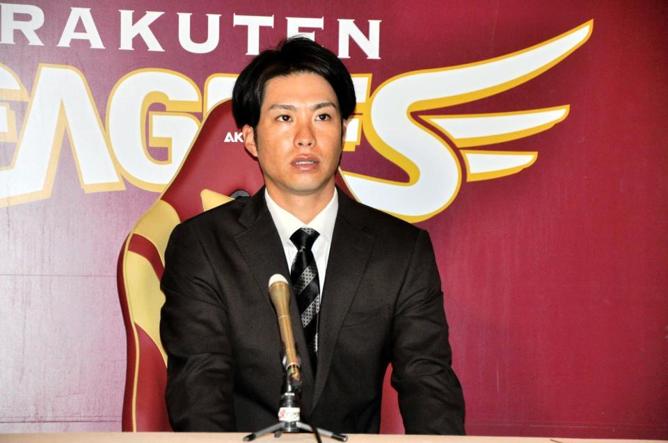 　新たに複数年契約を結んだ辛島（代表撮影）