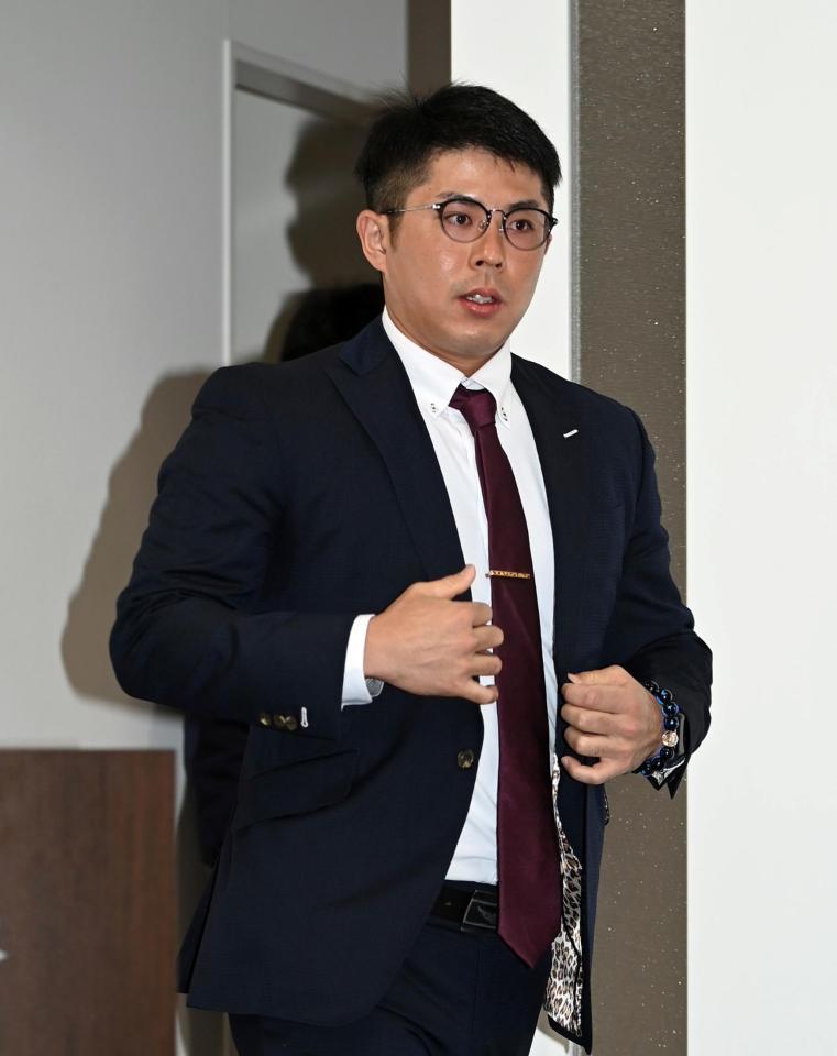 　契約を更改し会見の席に向かう若月（撮影・山口登）