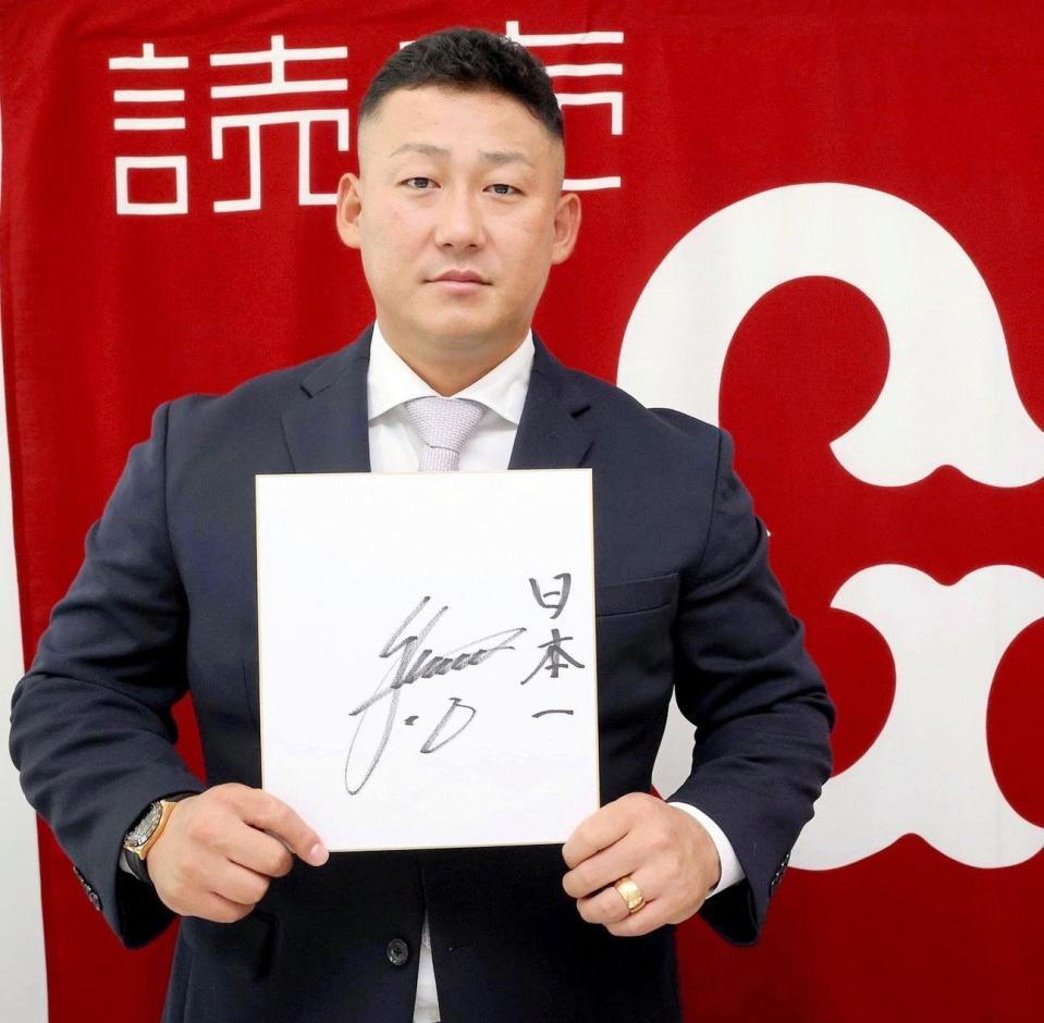 　契約更改交渉を終えた中田（球団提供）