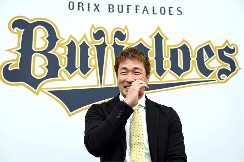 　契約を更改した安達（撮影・山口登）