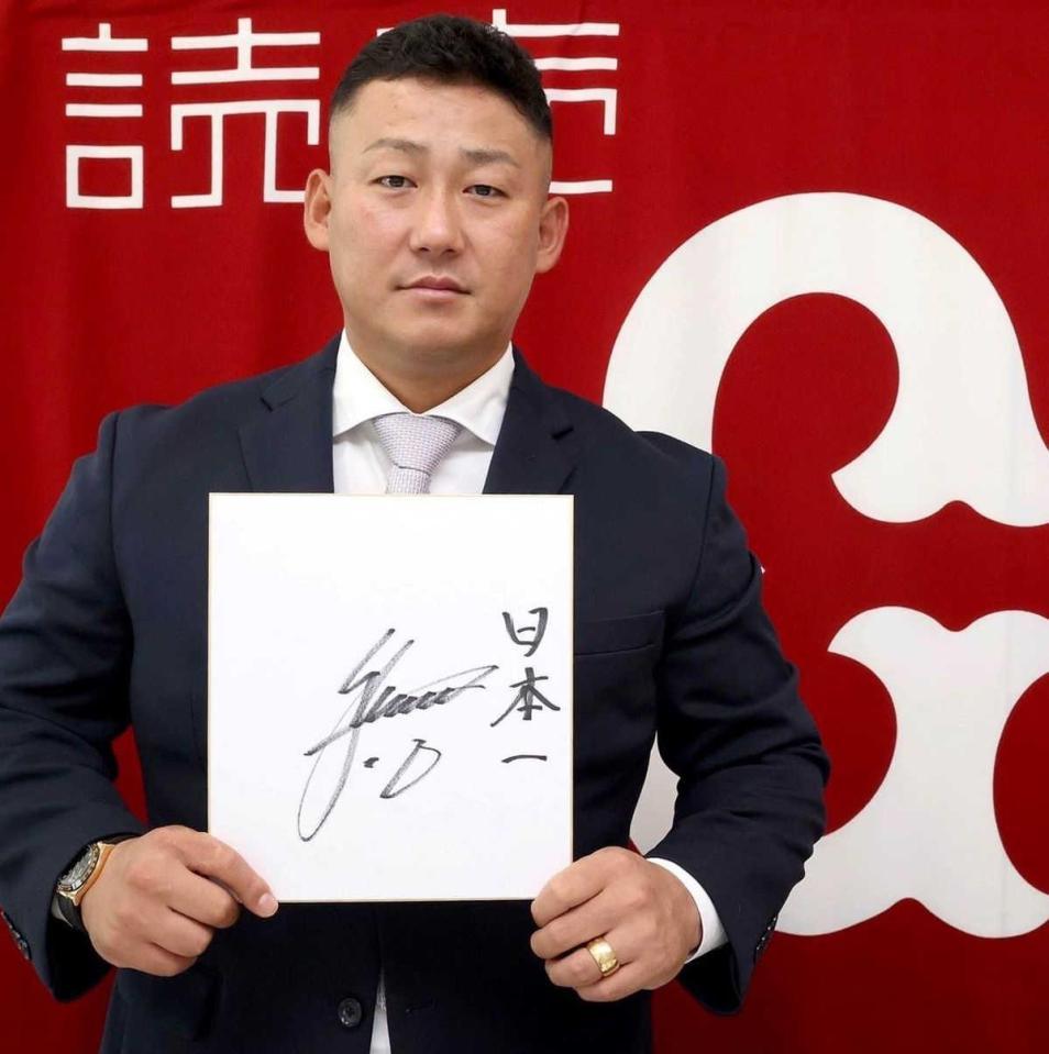 　契約更改交渉を終えた中田（球団提供）