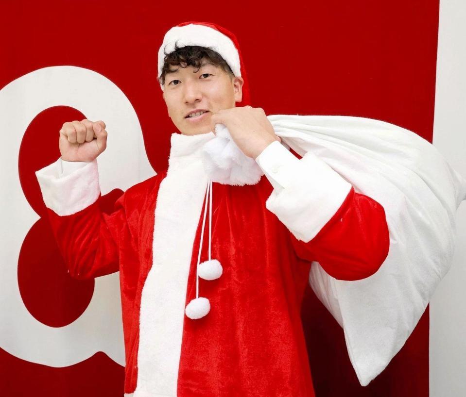 　契約更改を終えて、サンタクロースに扮（ふん）した大勢※球団提供