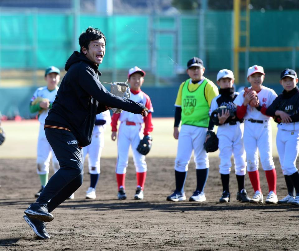 　子供たちに守備を披露する松田（撮影・山口登）