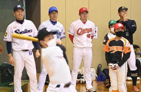 　ホームラン競争で打球を見る（左から）西浦、三浦監督、松本、野口（撮影・田中太一）