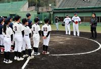 　野球教室を開催した栗山と岡田（右から２人目から）