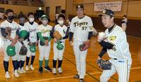 　子供に“熱血指導”をする島本（右）と小野寺（撮影・田中太一）