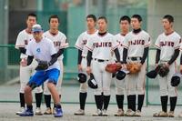 　野球部員に守備練習を指導するイチローさん（左手前）＝代表撮影