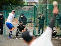 　野球部員への指導に訪れた富士高校で、ブルペンの打席に立つイチローさん＝代表撮影