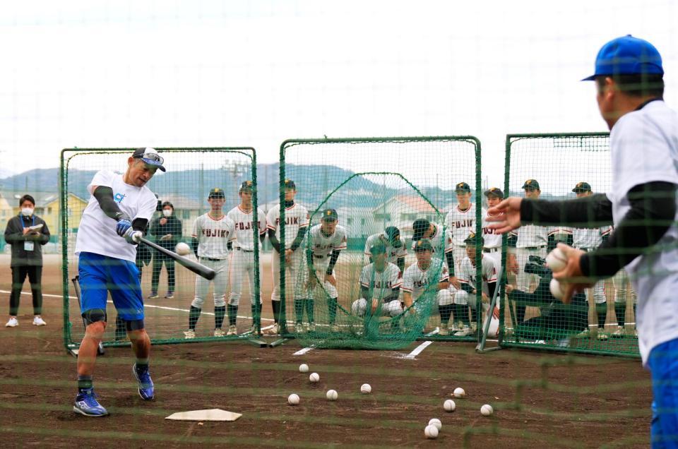 富士高校で野球部員に指導するイチローさん（左）＝代表撮影