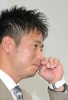 　アップで契約更改交渉を終え、会見する近藤（撮影・北村雅宏）