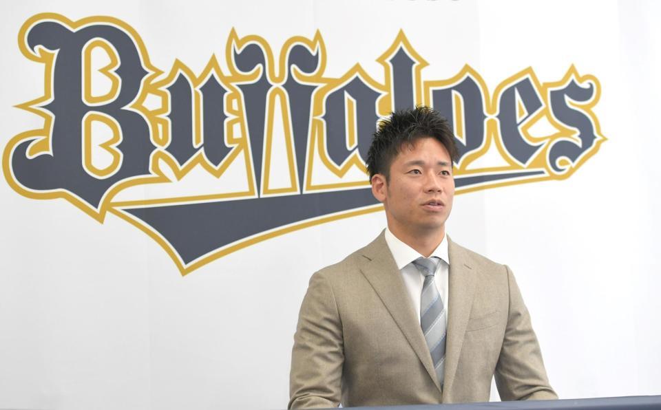 　契約更改交渉を終え、会見する近藤（撮影・北村雅宏）