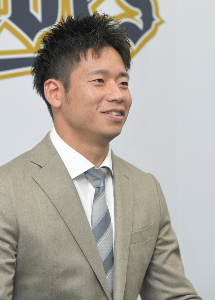 　アップで契約更改交渉を終え、会見する近藤（撮影・北村雅宏）