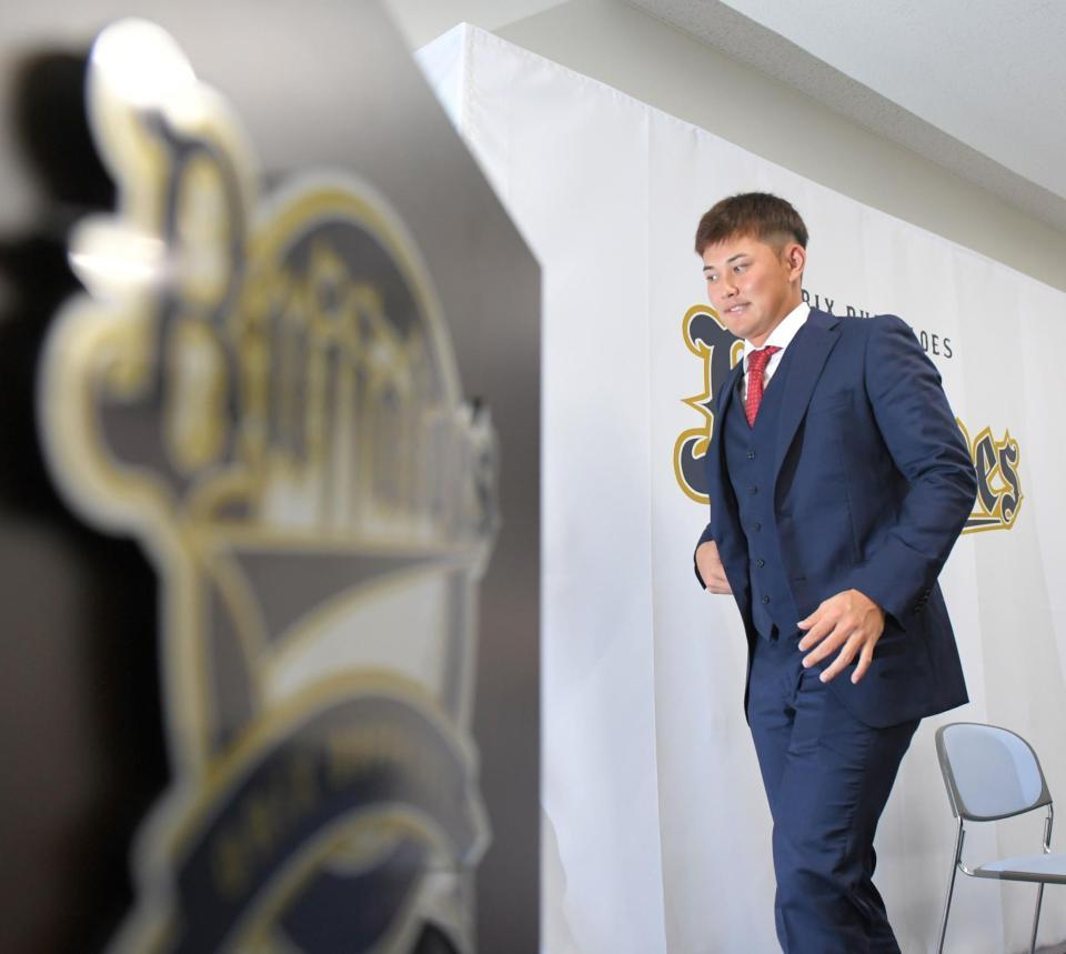 　会見を終え、退出する野口（撮影・北村雅宏）