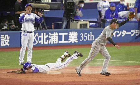　ＣＳ第３戦の９回、１死満塁で代打・藤田（左下）が二ゴロ併殺打に倒れてゲームセット。一塁手大山＝１０月１０日、横浜