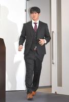 　契約更改交渉を終え、会見場に姿を現した太田（撮影・北村雅宏）