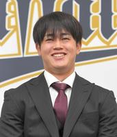 　契約更改交渉を終え、会見する太田（撮影・北村雅宏）