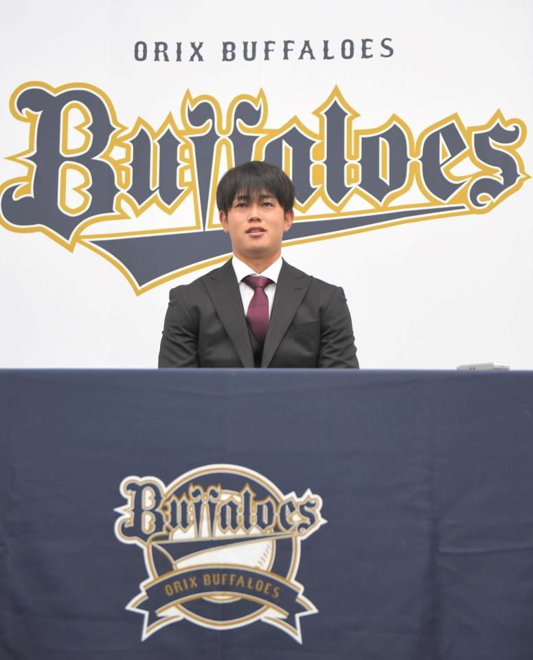 　契約更改交渉を終え、会見する太田（撮影・北村雅宏）