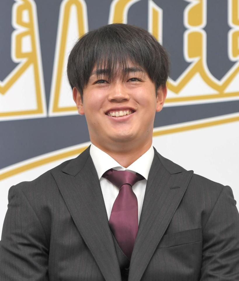 　契約更改交渉を終え、会見する太田（撮影・北村雅宏）