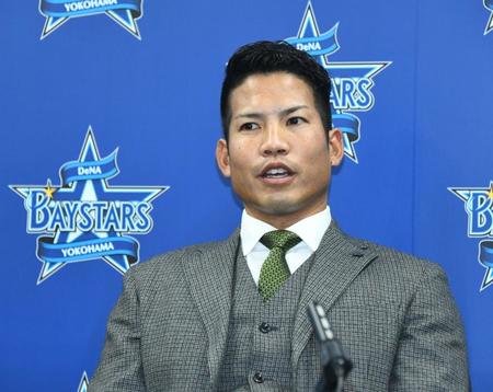 　契約更改を終え、会見する桑原（撮影・中田匡峻）