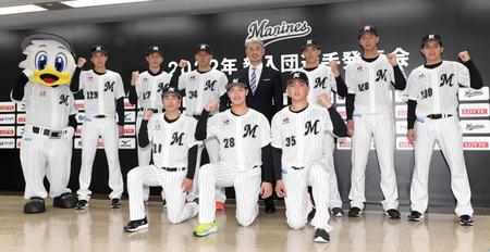　吉井監督（後列中央）を囲んで活躍を誓う千葉ロッテ・マリーンズの新入団選手。（前列左から）２巡目指名・友杉、１巡目・菊地、３巡目・田中、（後列左から）育成３巡目・勝又、育成１巡目・吉川、４巡目・高野、５巡目・金田、育成２巡目・白濱、育成４巡目・黒川（撮影・佐藤厚）